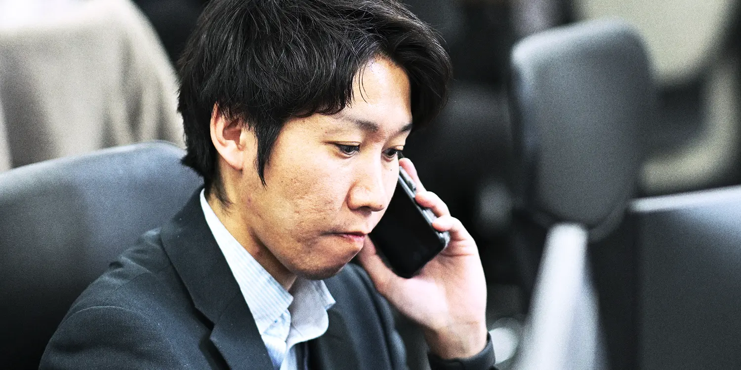 オフィスで働く男性