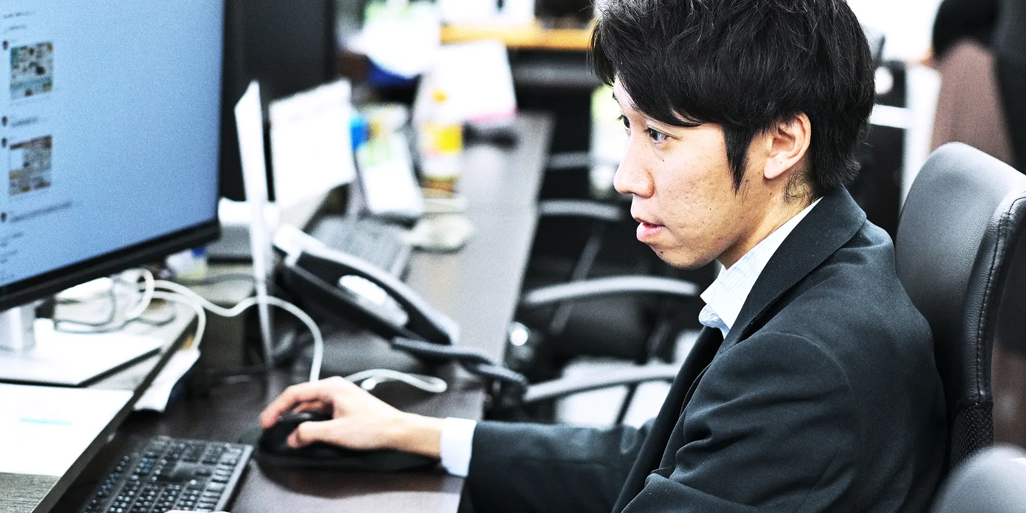 オフィスで働く男性