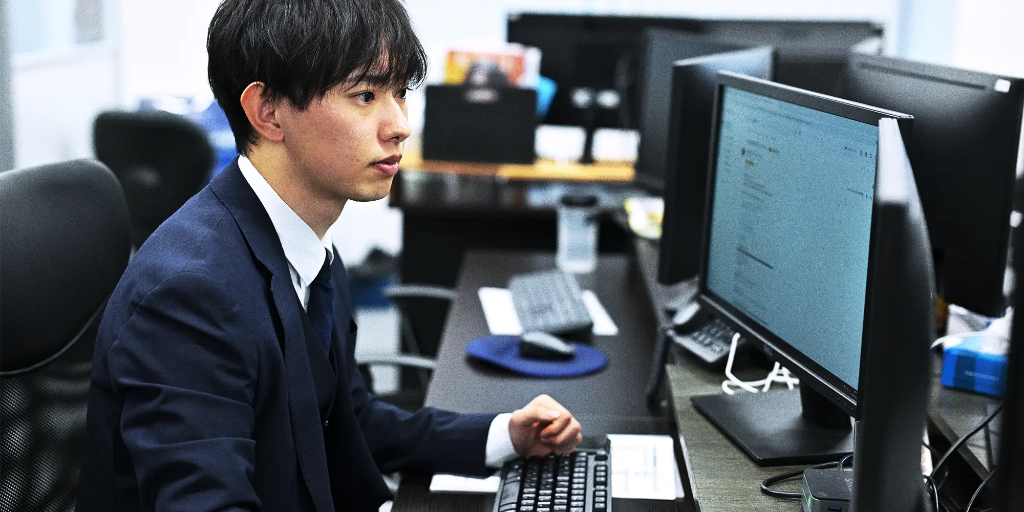 オフィスで働く男性