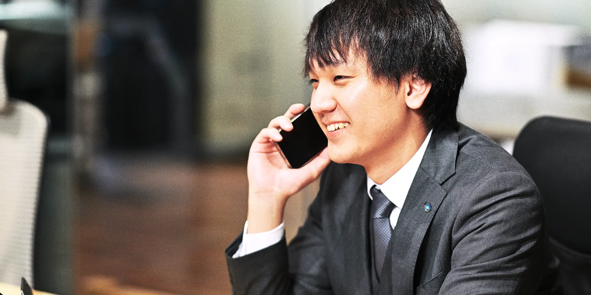 オフィスで働く男性